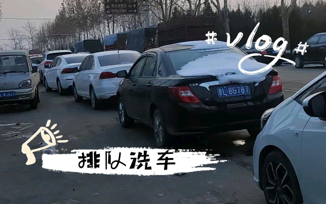 七旬洗车翁，点亮生活微光在云南的一个小城，夜晚的街道褪去了白日的喧嚣，路灯散