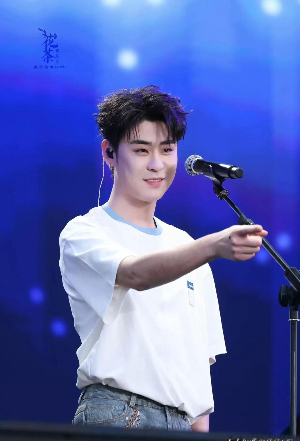 山没说话，心却翻了千遍。你走的时候，风都没敢动。我站成一棵树，根扎进你走过的