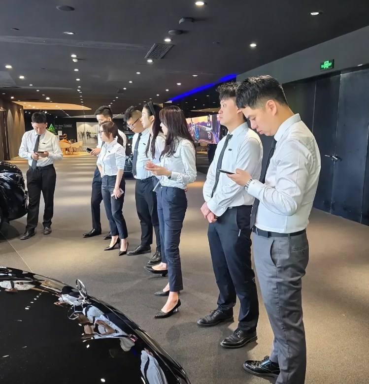 事实证明，女人比男生穿衣好看。