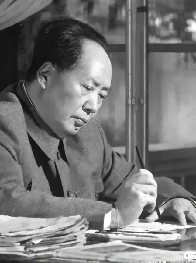零点还书1959年，毛主席休息时练练书法，陶冶性情。黄炎培有一