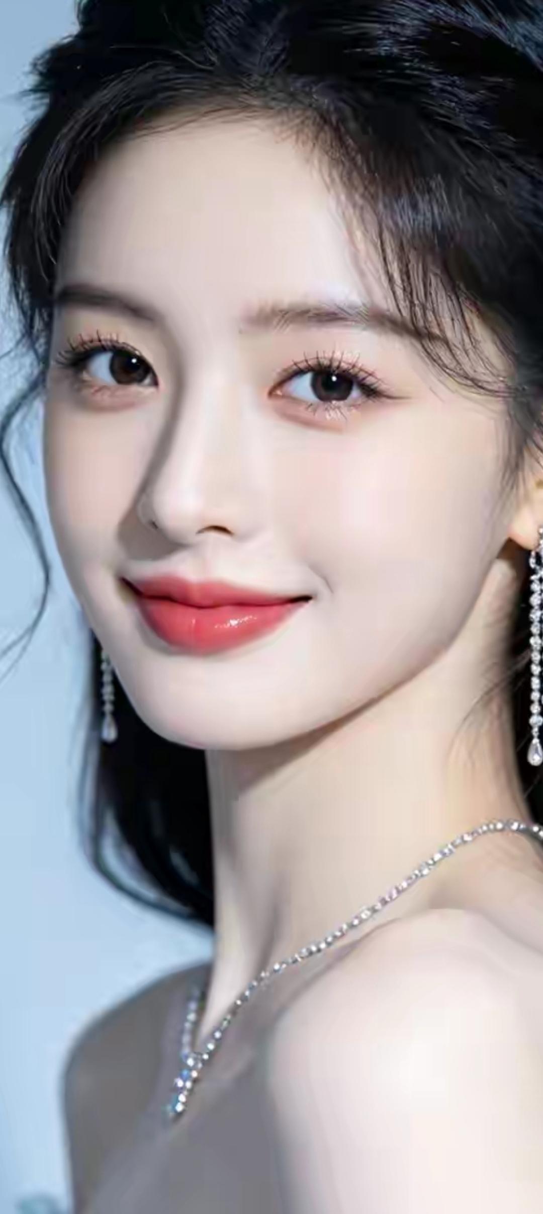 优雅气质，闪耀珠宝，红唇微笑，完美女神！💄✨👗