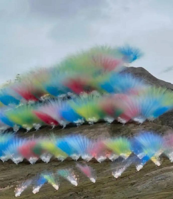 距离“烟花秀”事件不足一月，始祖鸟大中华区总经理佘移峰离职，其职务暂由亚玛芬大中