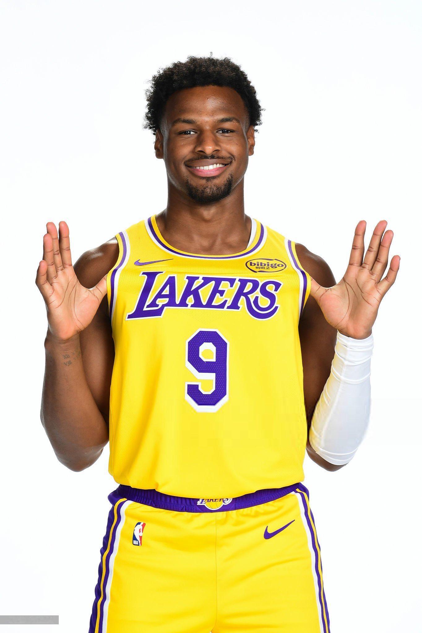 布朗尼5分6助布朗尼肉眼可见的在进步！本场比赛布朗尼仍然有亮眼表现，命中赛季首