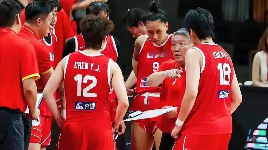宫鲁鸣重掌女篮教鞭，不是来当老好人的！看着首发在场上一通乱砸，18次出手打铁16