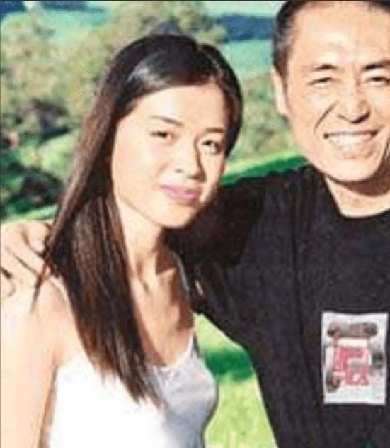 2001年，51岁的张艺谋和19岁的嫩模王海珍出国拍广告，当天晚上两人喝了红酒，