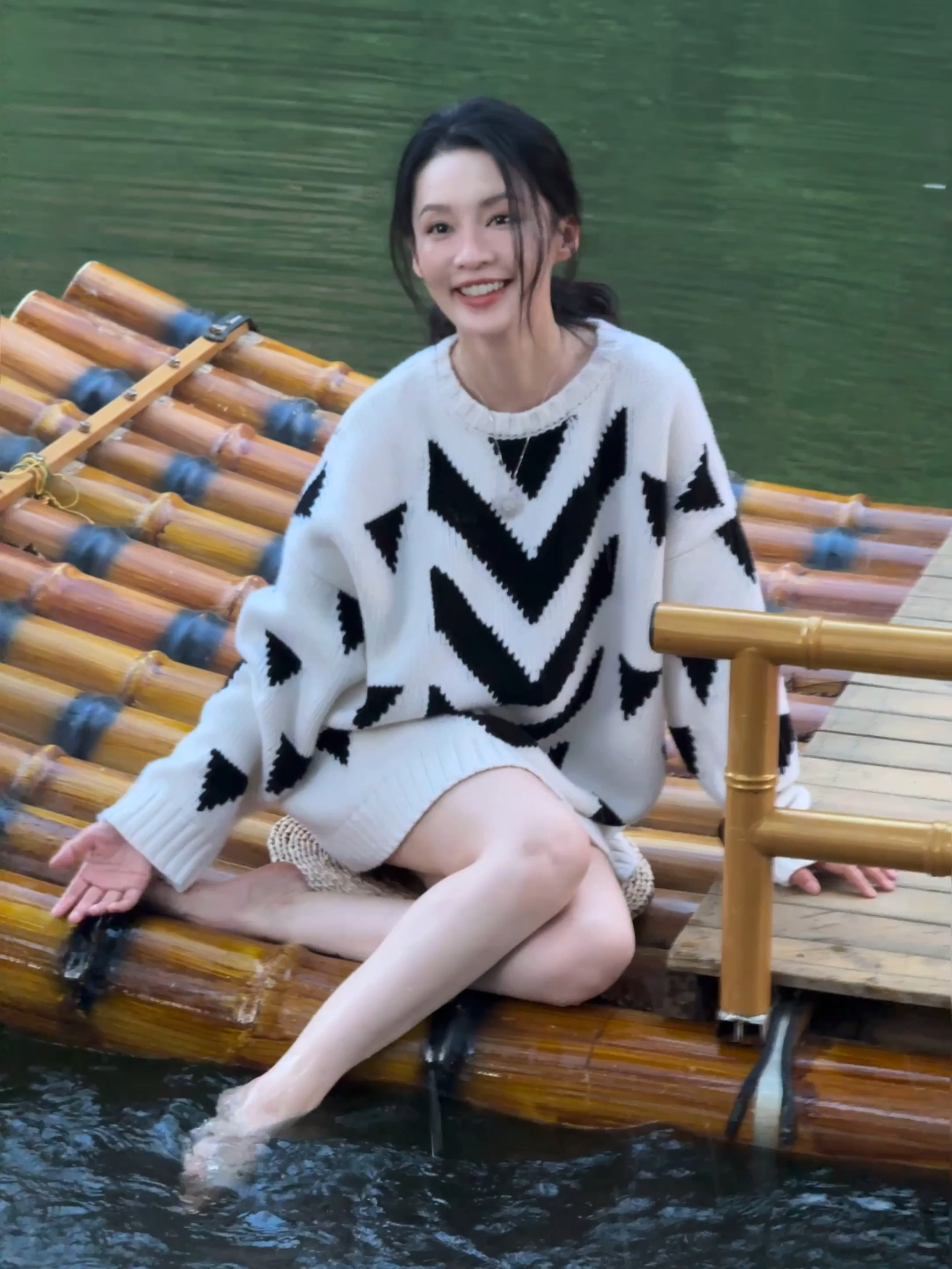 李沁戏水花絮