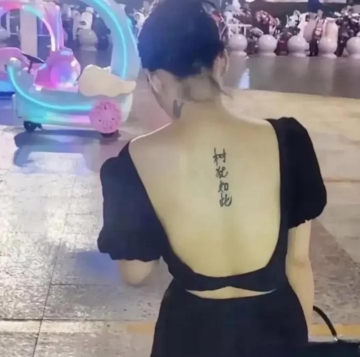 这是在家睡觉孩子写的吧，这字写的小学没毕业[笑着哭]