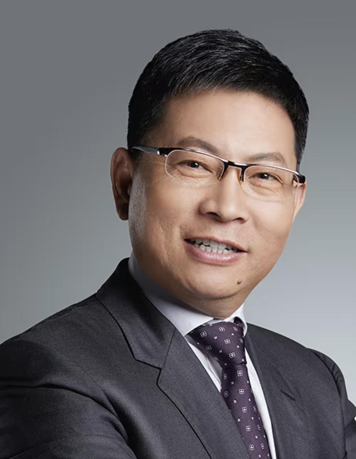 余承东在上海举办的鸿蒙智行尊界品牌盛典上公开表述：特斯拉只是接近人眼、华为能够超