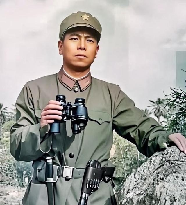 1981年，41军侦察连连长崔英顺牺牲前的最后一张照片。他一身戎装，手拿望远镜，