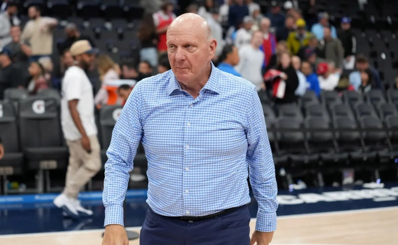 快船队老板鲍尔默彻底开心了！不只是因为战胜尼克斯，更因为排名上升到西部第8了：