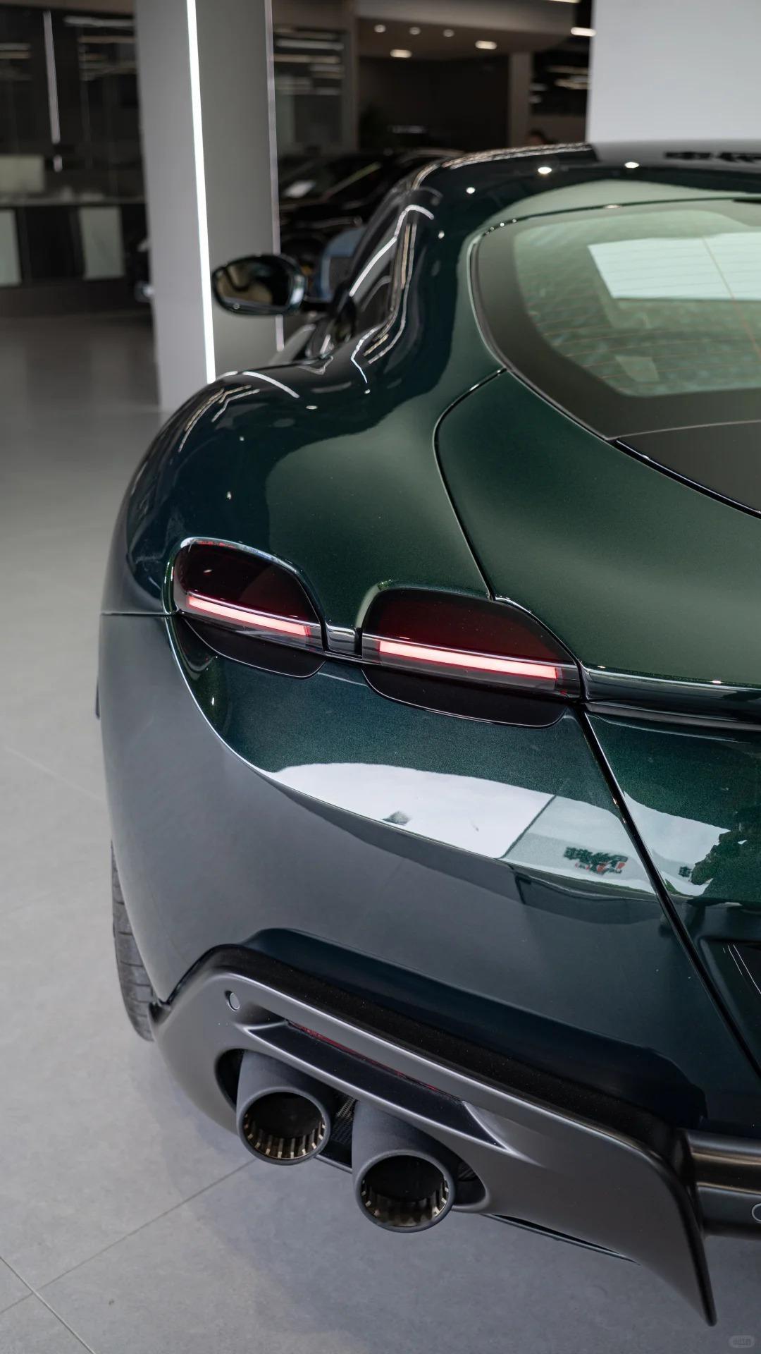 早上好，赛车绿色的法拉利Roma车的新衣