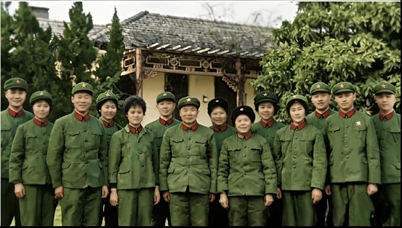 ，时任武汉军区司令员的杨得志将军一家14口人拍摄的全家福！将军夫人是军人，六个