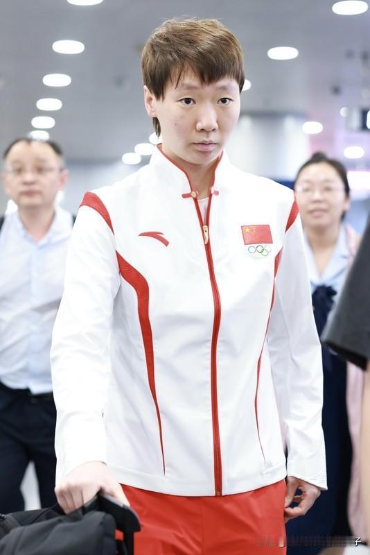 王曼昱的反手优势堪称一绝。国乒大魔王邓亚萍就指出，在中国大满贯女单决赛，王曼昱靠