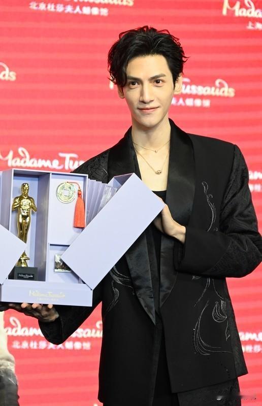 80后，当下高人气最帅男星:1. 任嘉伦：1989年生，34岁，已婚（妻子