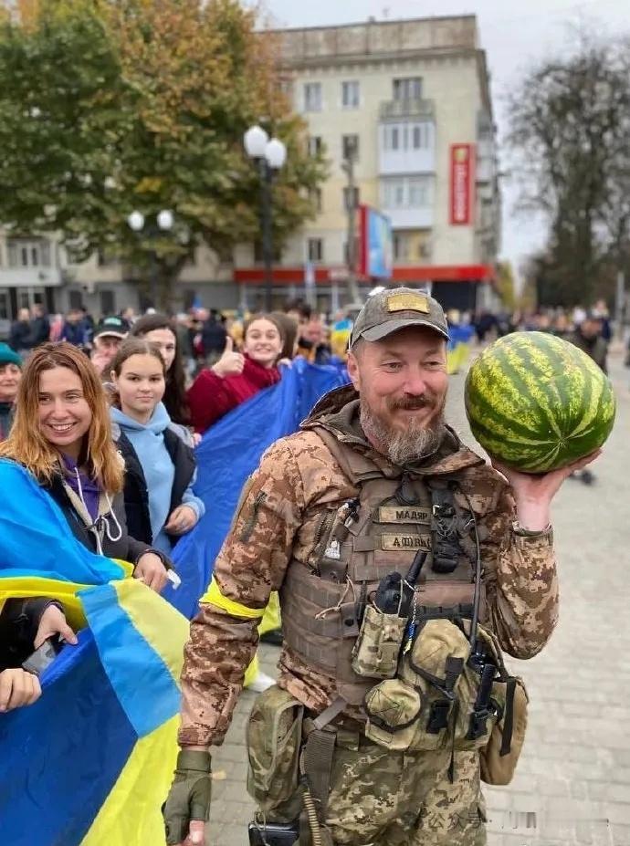 看到一张三年前的老照片，“马扎尔人”当年也参加了收复赫尔松，手里还托着赫尔松的特