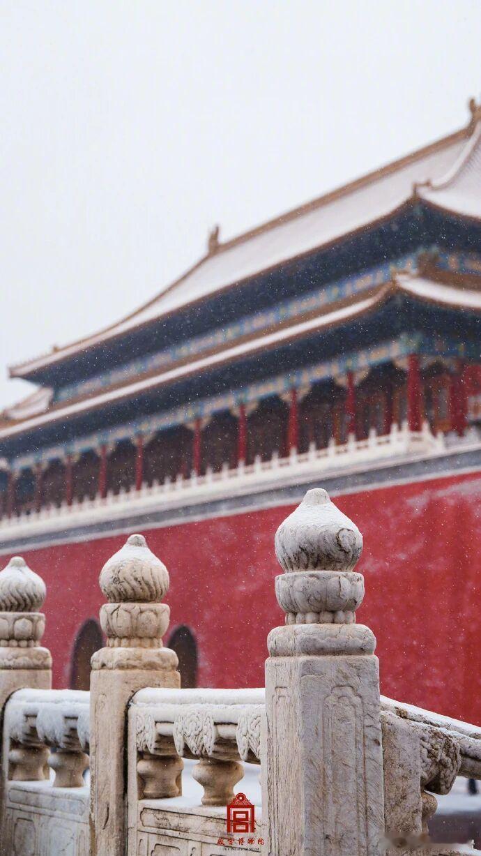 故宫博物院12月12日，故宫初雪，飞雪映朱墙，古城换银装，红墙金瓦与白雪形成鲜