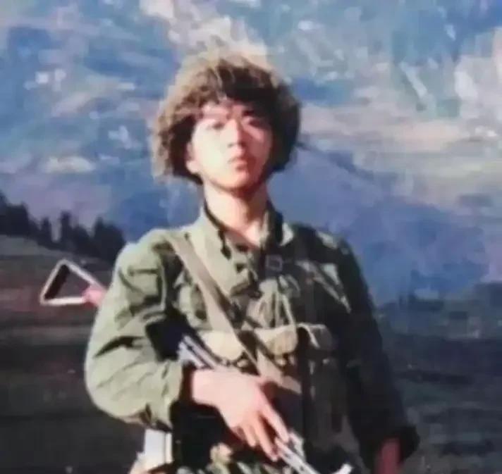 他叫秦汉青，老山著名十勇士之一。1985年，秦汉青随所在138师侦察连赴老山执