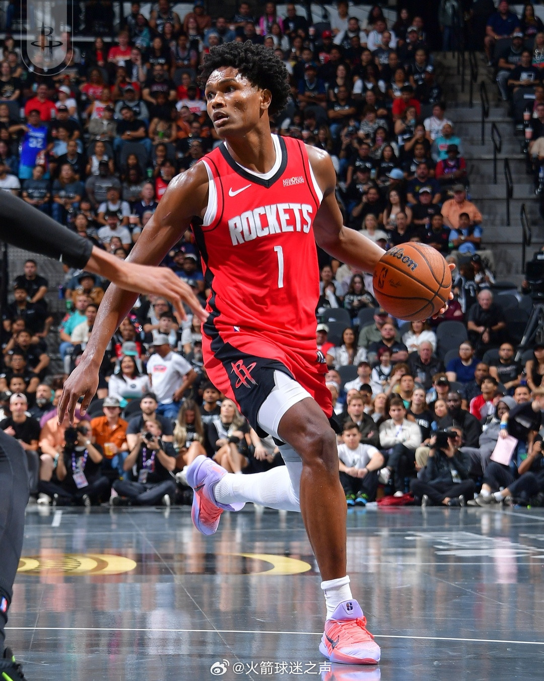 最后1分钟雄鹿落后4分，字母哥传球底角三分线的库兹马被阿门识破完成抢断，对此字母