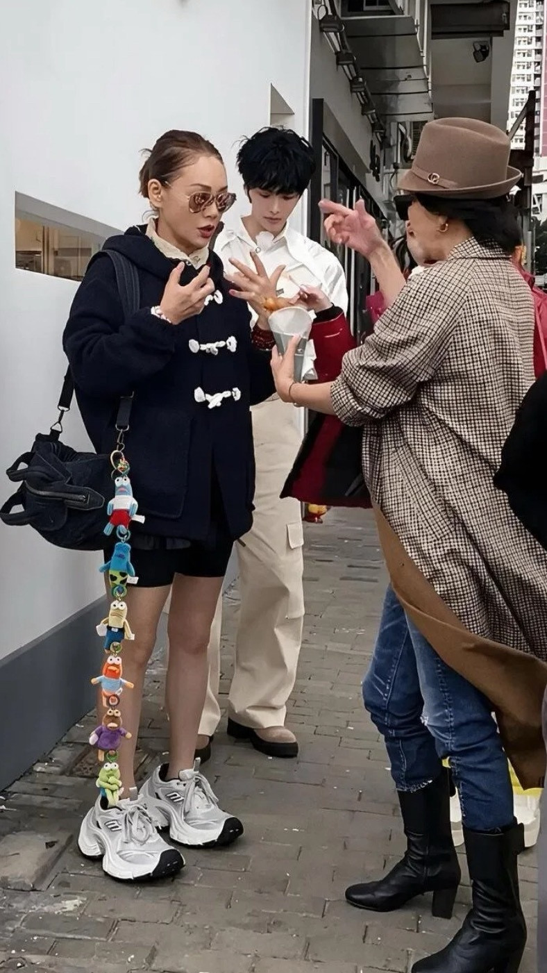 宁静包上挂了一串比奇堡丑鱼！姐姐的包也太会“玩”了！一串比奇堡丑鱼挂件直接把童趣