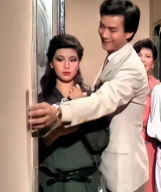 翁美玲的悲剧，无线电视台早就埋下了伏笔。1983年，一部《夹心人》成了她事业的