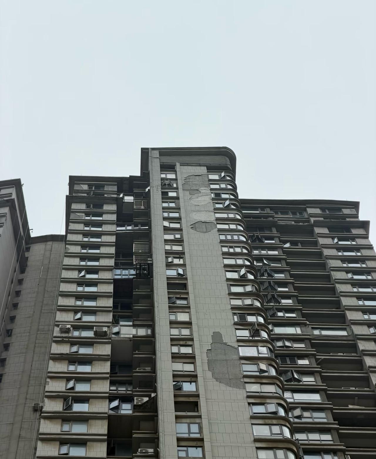 某省会城市惊人的施工质量一下高铁站就惊到我了，几乎每个小区（看起来很新的楼盘