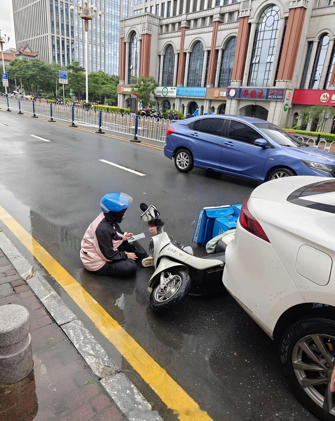 都说外卖小哥不容易，路人何其无辜啊！