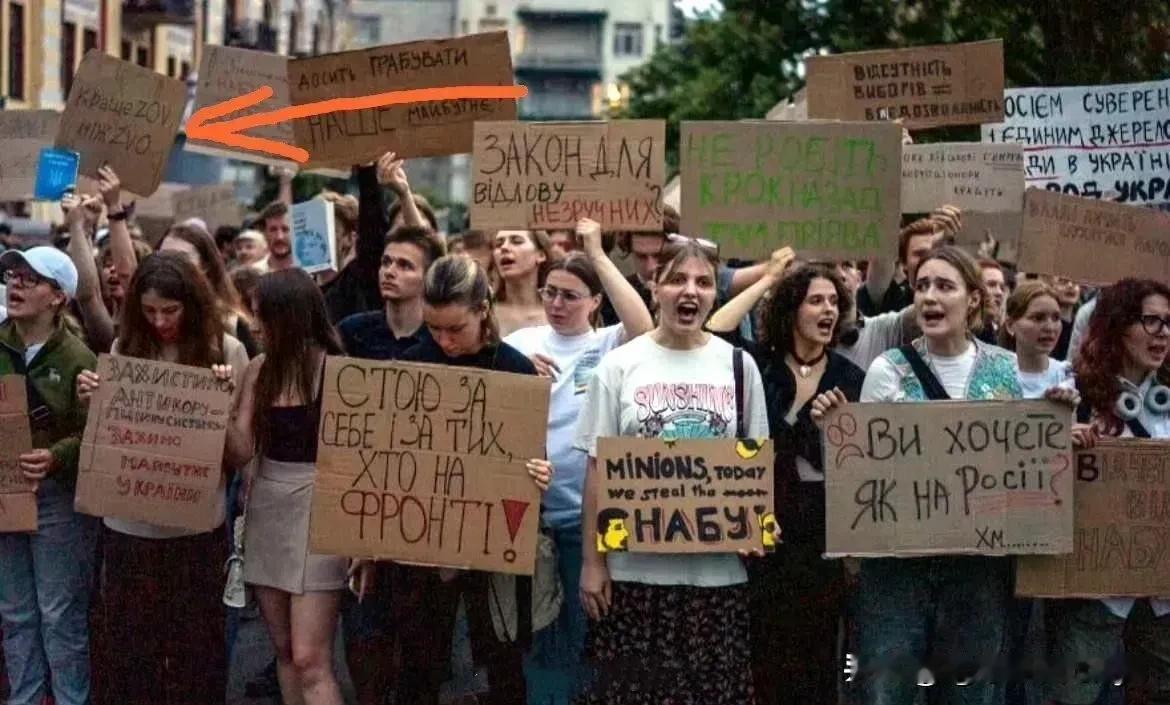 倒泽示威游行进入第二天，乌克兰抗议民众聚集在基辅市伊万·弗兰科剧院前的广场上，继