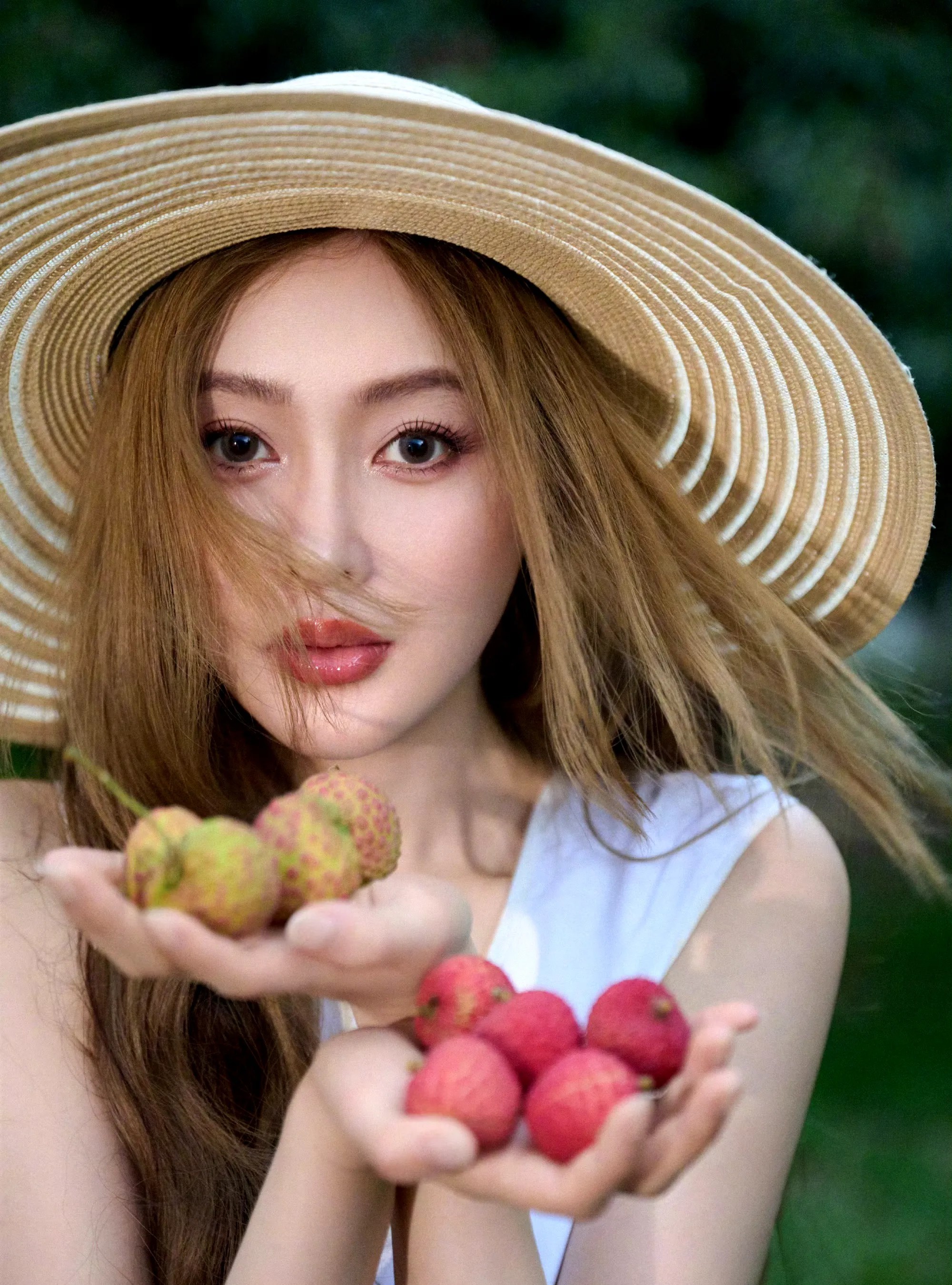张天爱荔枝果园写真时尚大片果香浓郁甜美可口。白色连衣裙搭配草帽。简直就是荔枝果园