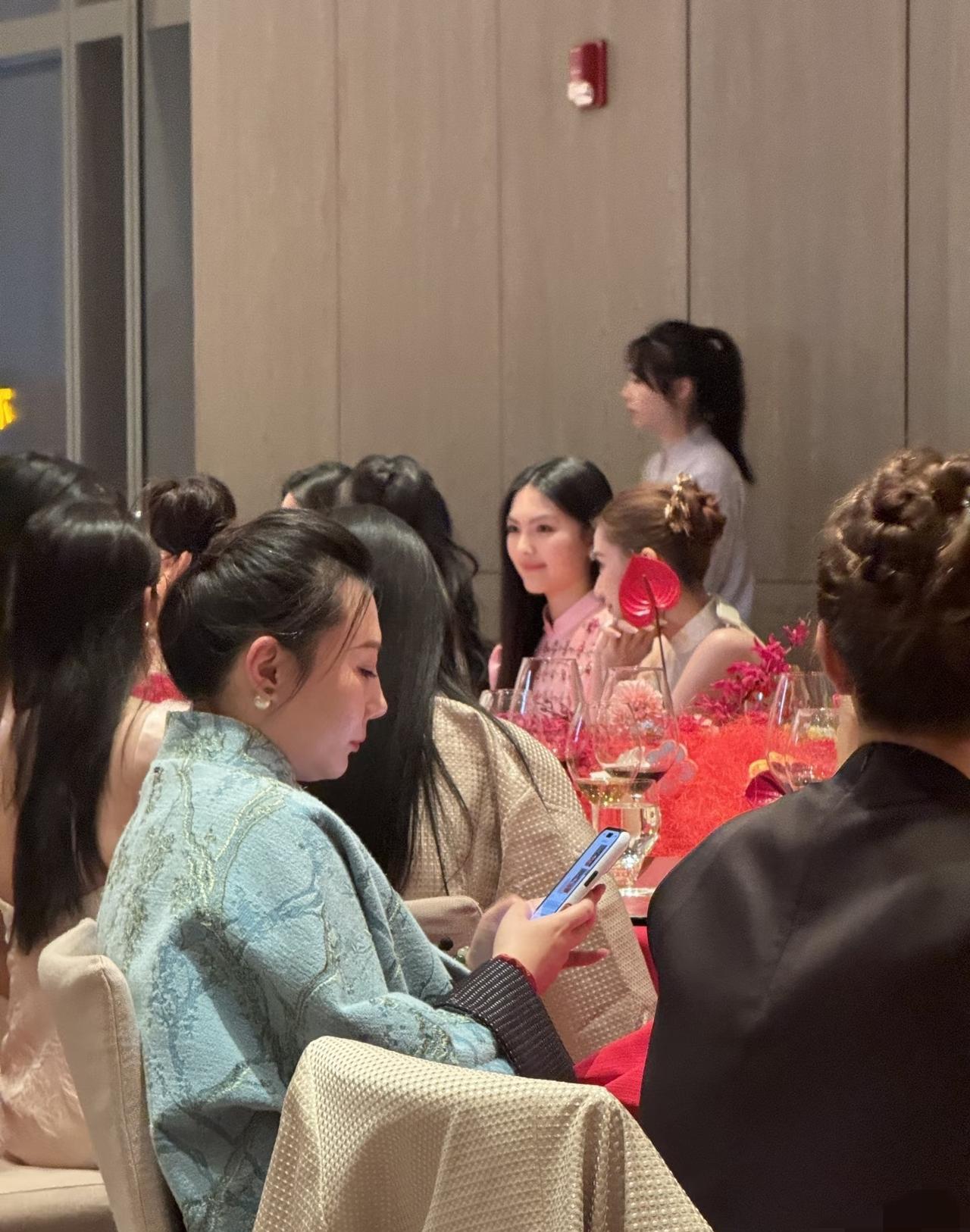 王诗龄在画室里挥洒颜料，何超莲在红毯上艳光四射。一个16岁，一个33岁，这对比