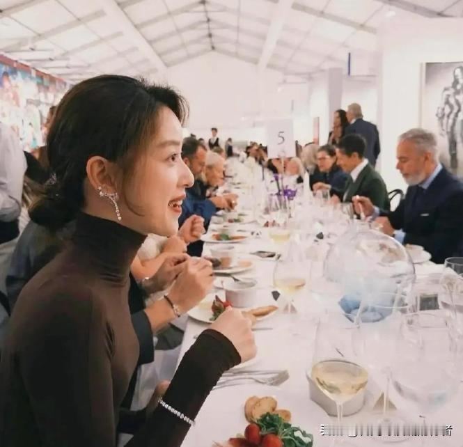 她这样的生活算不算幸福？最近章泽天在英国跟富商一起吃晚餐的造型，好多人都在讨