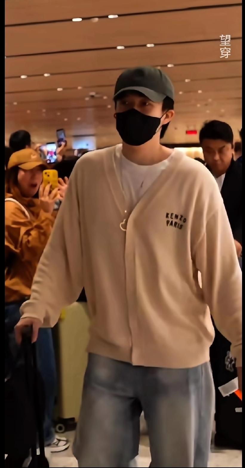 机场鲨疯了！头哥这状态直接拉满刚刷到王楚钦抵达新加坡的机场图，整个人都被帅