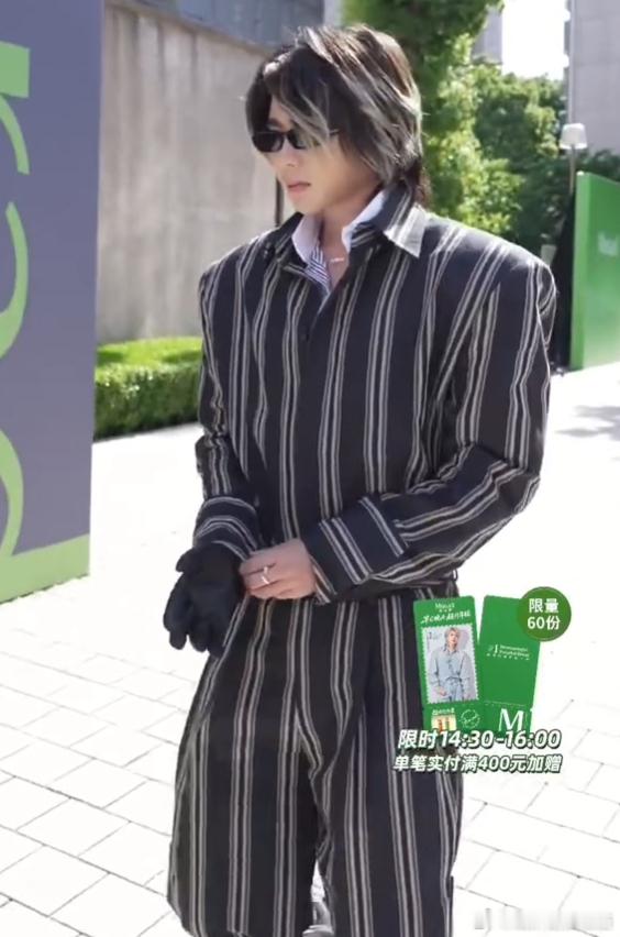 蔡徐坤Murad直播颜值和气质双在线，直播里每一个画面都好绝，温柔的眼神、优雅