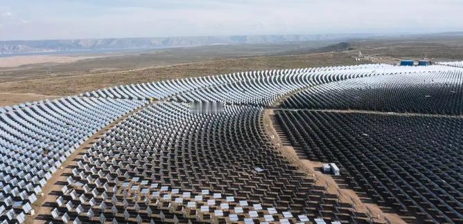 ☁有数据测算过，如果将新疆44万平方公里的沙漠全部铺满太阳能板，其发电量将