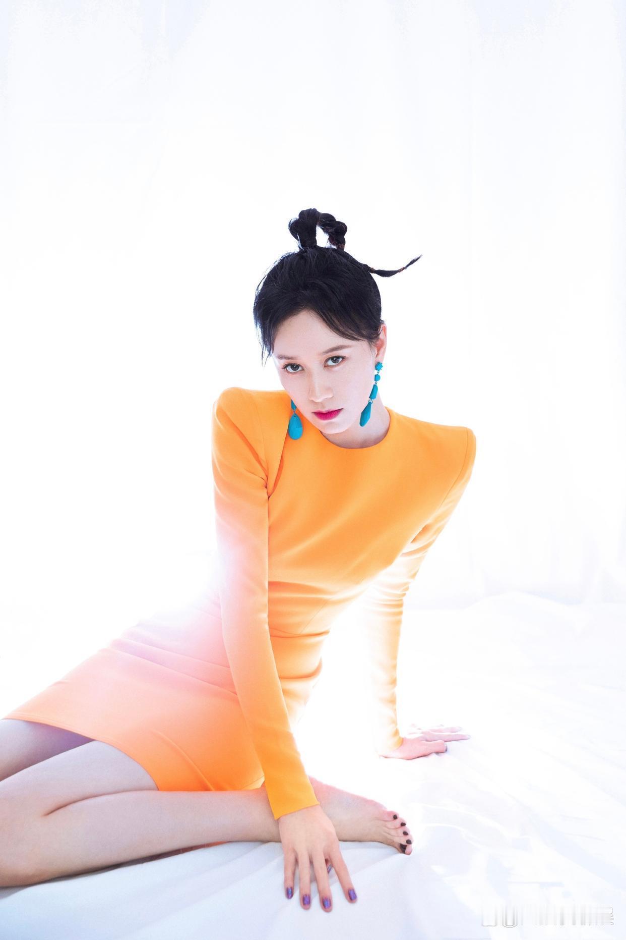 倪虹洁穿搭写真精选：一组美腿光脚丫美图集。