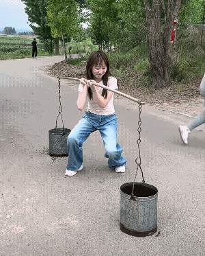 挑水这活，看似简单，00后的孩子却干不了![捂脸哭]