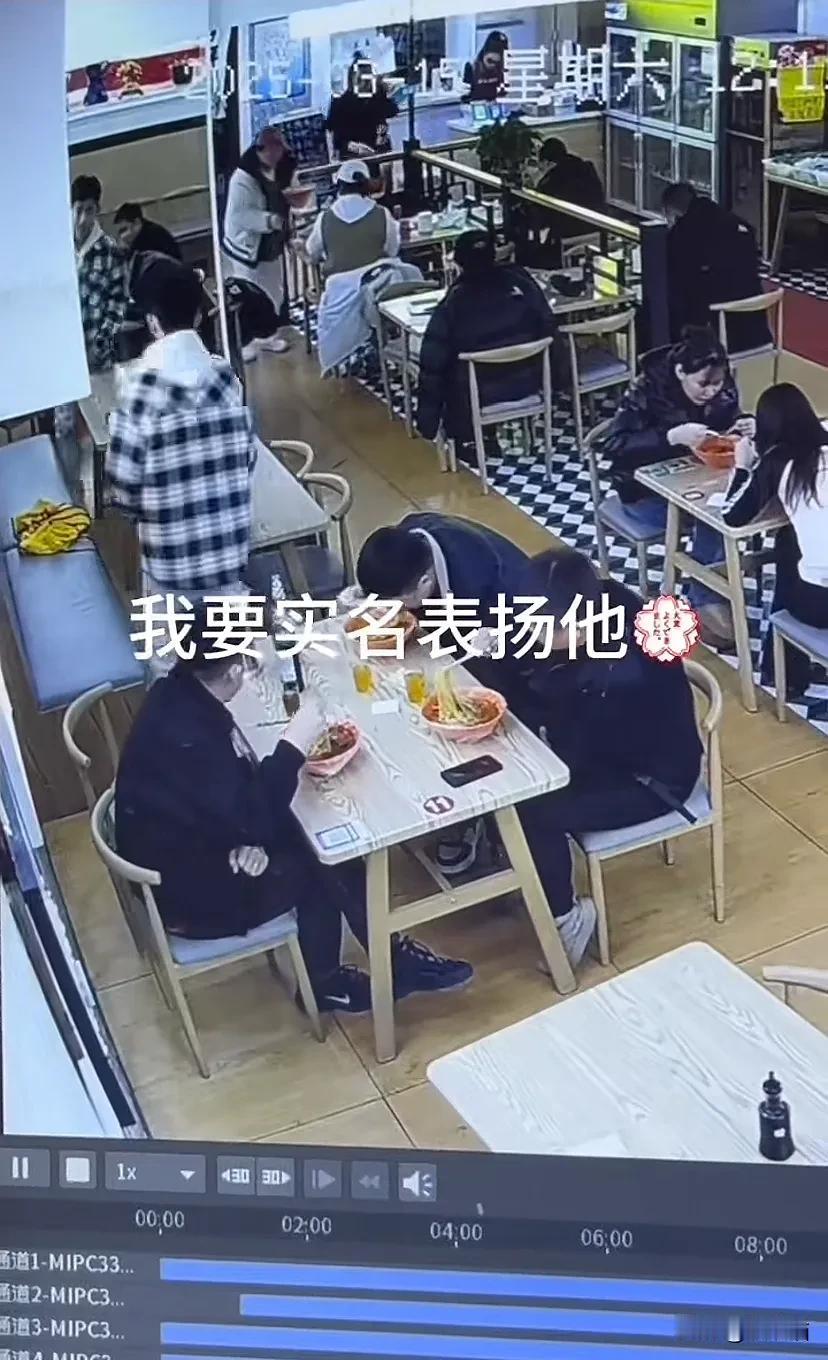 黑龙江，一个十来岁的男孩到店里吃东西，店主比较忙，来不及招呼客人，他主动给带孩子