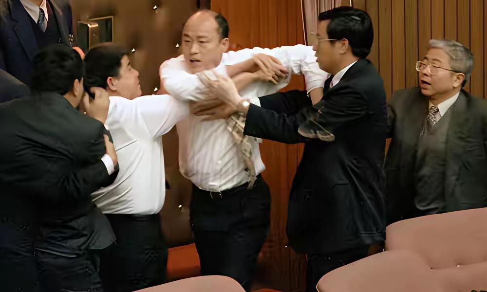 这是韩国瑜曾经掌掴台独分子陈水扁的图片，那是还象一个爷们。他曾立足