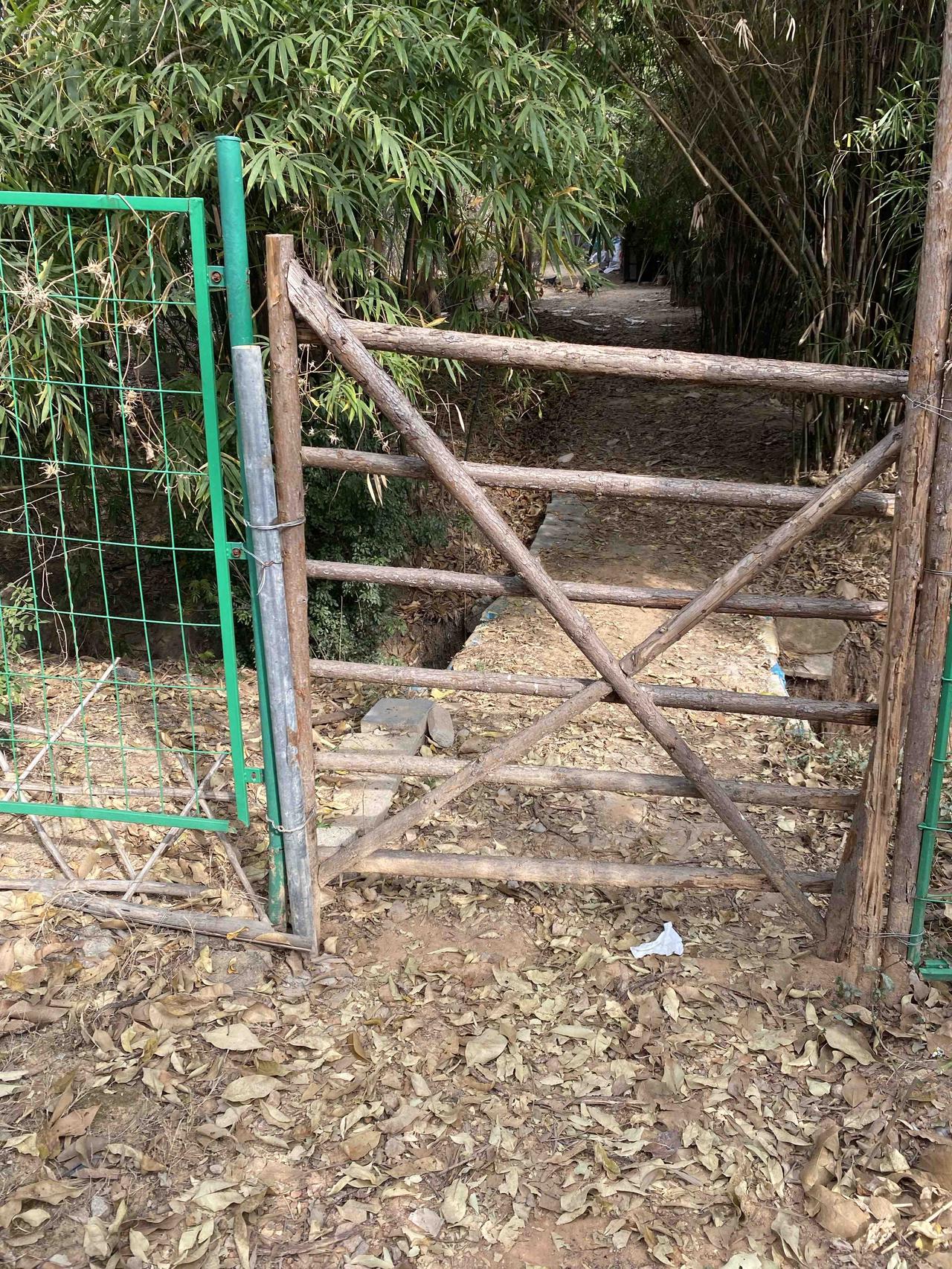 说一件生恩不及养恩的事儿。我有个朋友，如今做生意发了财。他的人脉很广，各地朋友都