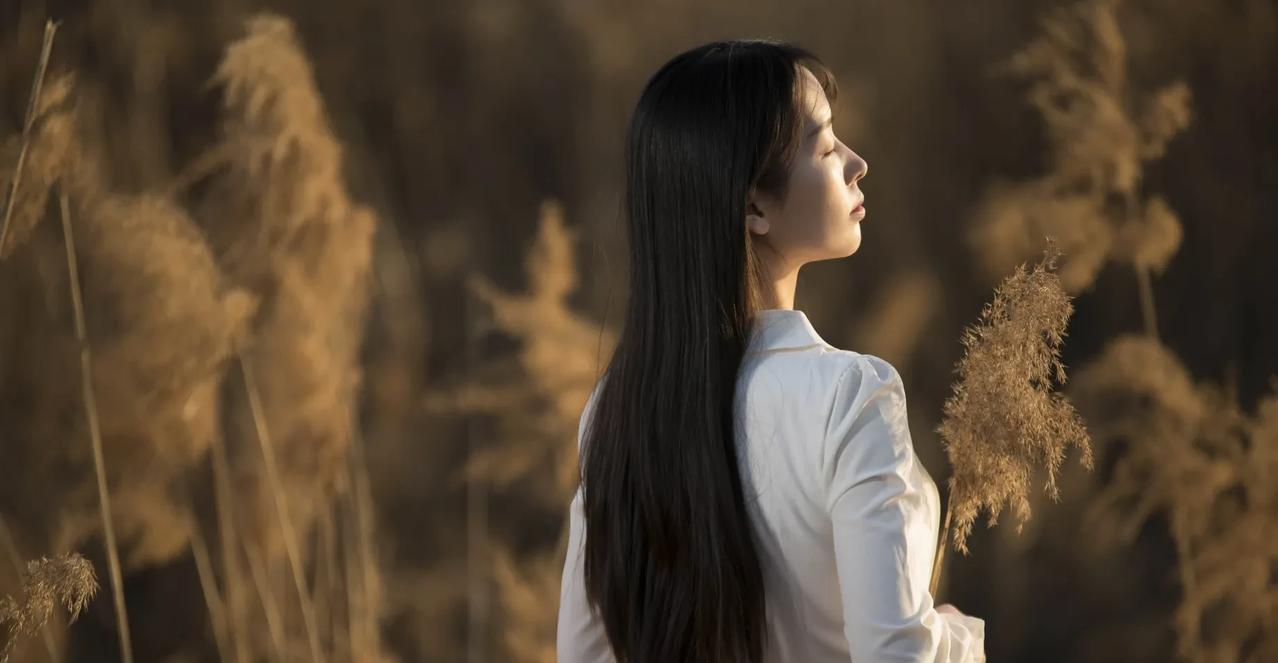 人说相由心生，但却也有例外的时候。我20年前认识一个女的，长得就像日本某明星