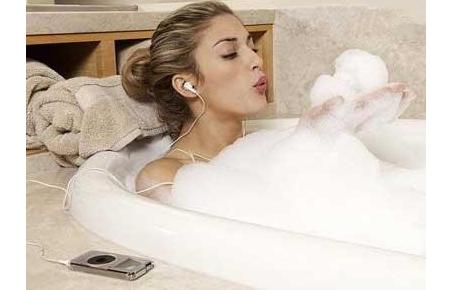 冬天到底多久洗一次澡？这个问题似乎简单，却隐藏着关于生活习惯、身体健康，甚至人性