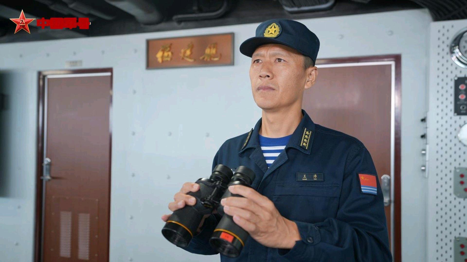 “海空雄鹰团”出身的飞行员舰长，王涛战斗机飞行员→湘潭舰舰长→福建舰副舰长烽火问