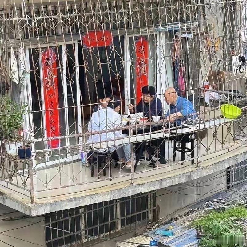 水泥板都压弯了还能这么淡然的吃饭吗？​​​