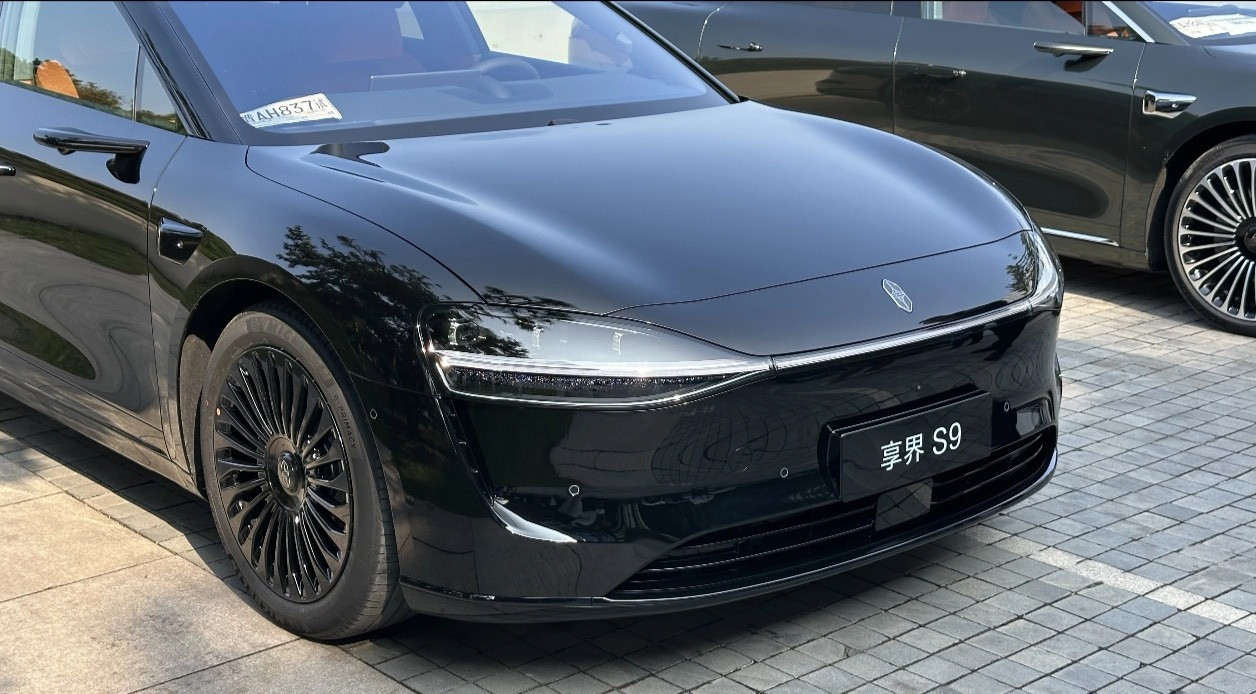 明天不知道能不能见到黑武士的享界S9，另外我也想见到银色的。