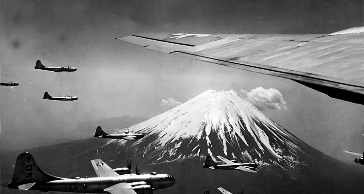 1963年，日本航空幕僚长源田实访美。当时，源田实肩上扛着三颗星，属于上将。但是