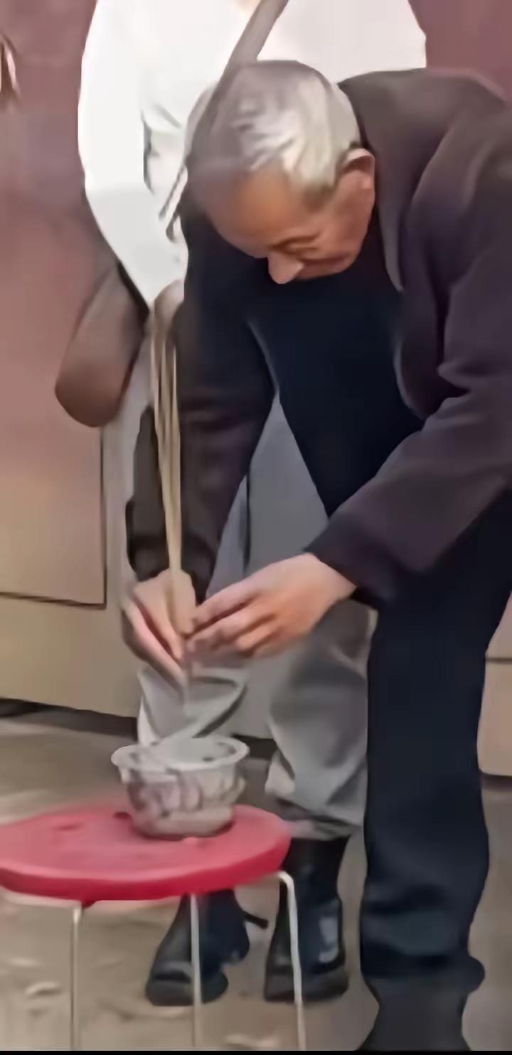 泪酸！98岁的老父亲去世，76岁的儿子找不到人帮忙，直接不请客，不收礼，上午火化