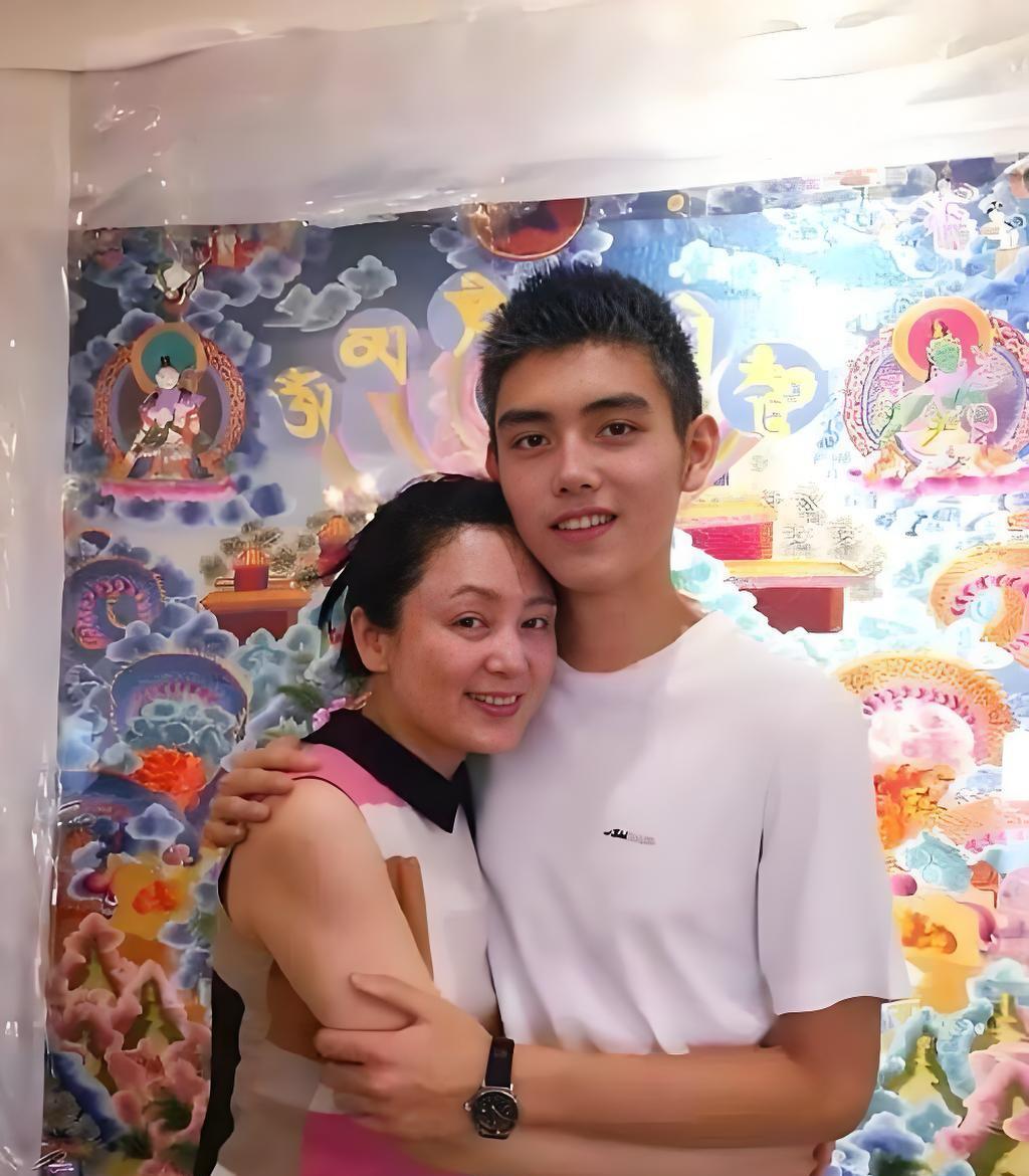 影星陈红，与儿子陈飞宇在一起，笑容满面，温暖且温馨，幸福快乐，其乐融融，父爱如山