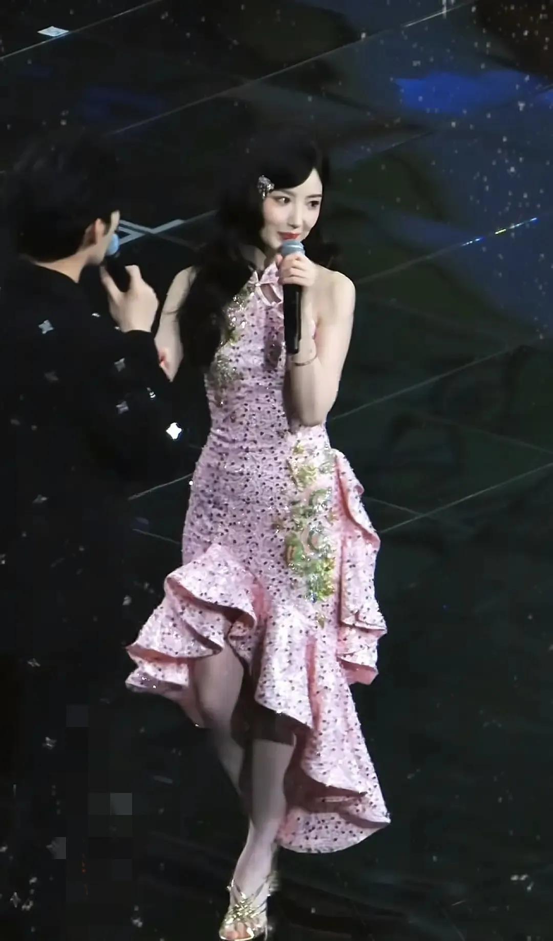 跨年晚会的舞台上，毛晓彤一袭粉色礼裙惊艳亮相。柔美的粉调衬得她肌肤胜雪，裙摆轻盈