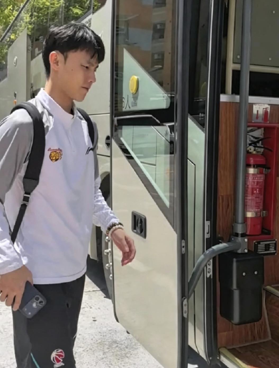 广东宏远最新动态：全队发兵前往广州陈老板亲自到场监督全队训练生死战的广东宏远