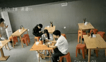 监控视频：面对迎面走来这样的美女，（几乎）是男生都会抬头瞟一眼。这位男生当着自己