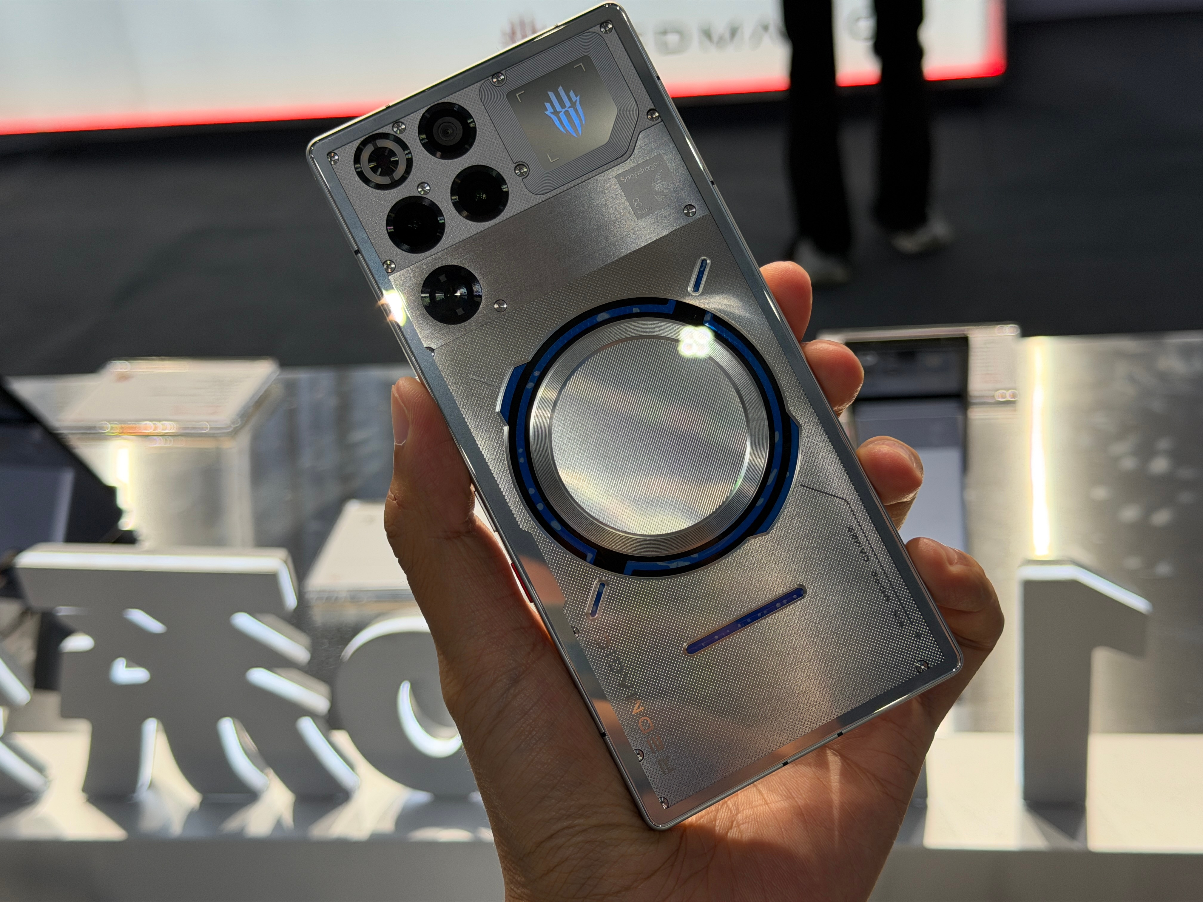 红魔11Pro+这设计确实是有点东西，尤其是水冷模块那个流动的效果，就很有科技
